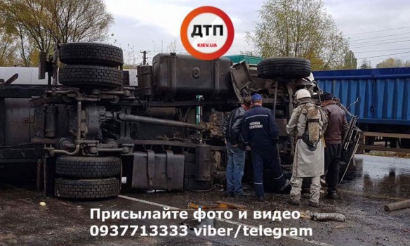 По Киевом перевернулась цистерна с аммиаком
