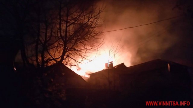 Винница.info: У центрі Вінниці горить двоповерховий будинок. Вогонь руйнує дім на очах. Фото і відео
