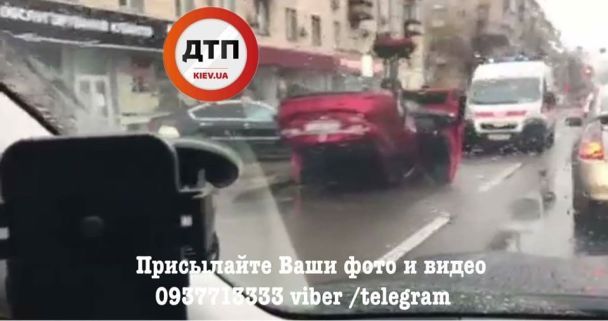 В центре Киева на скользкой дороге перевернулся автомобиль dqxikeidqxiqqeant