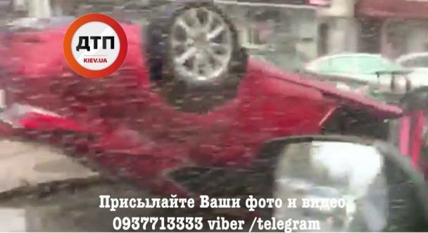 В центре Киева на скользкой дороге перевернулся автомобиль