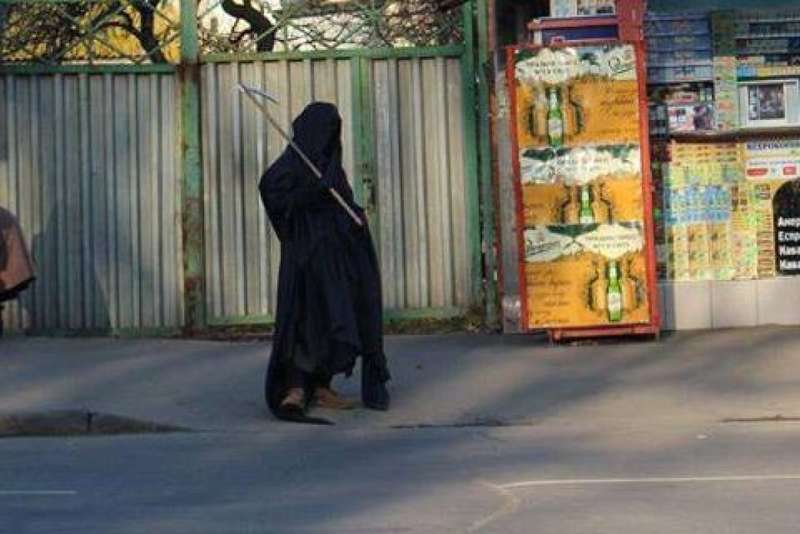 Фото дня: В Хмельницком перебегающих дорогу в неположенном месте встречала Смерть с косой dqxikeidqxitkant