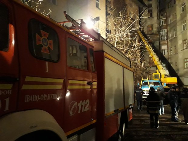 Працівники ДСНС розбирають завали біля будинку, де обвалились три балкони dqxikeidqxiqqeant