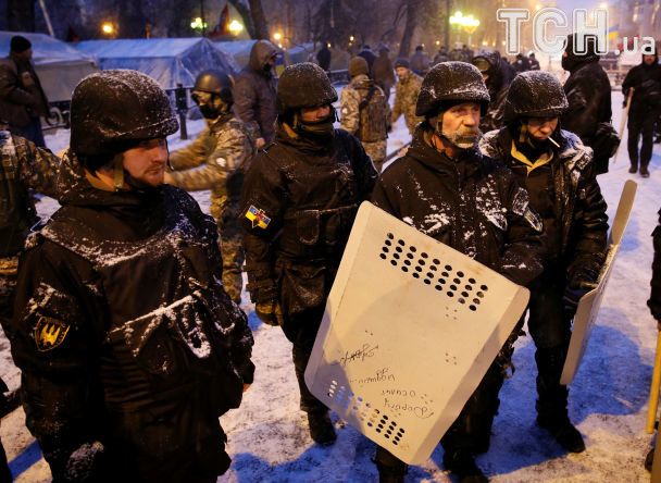 Жгут костры, сносят шины: активисты укрепляют баррикады у Рады после штурма полиции dqxikeidqxitkant