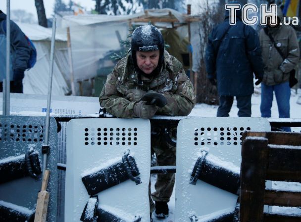 Жгут костры, сносят шины: активисты укрепляют баррикады у Рады после штурма полиции