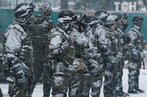 Жгут костры, сносят шины: активисты укрепляют баррикады у Рады после штурма полиции