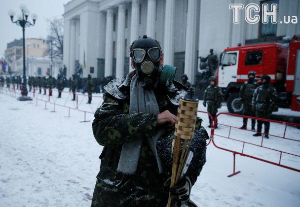 Жгут костры, сносят шины: активисты укрепляют баррикады у Рады после штурма полиции