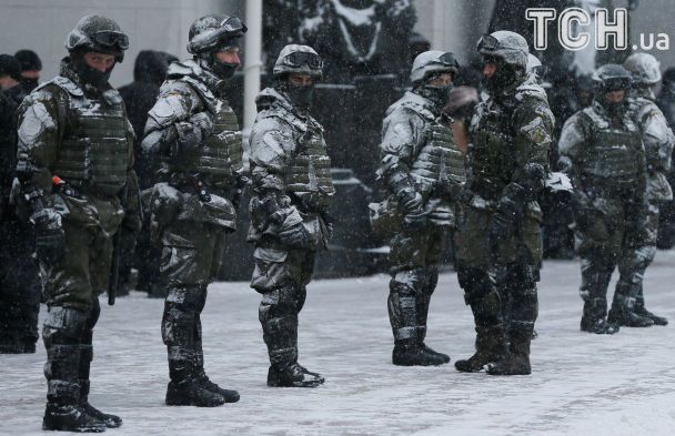 Жгут костры, сносят шины: активисты укрепляют баррикады у Рады после штурма полиции