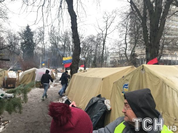 Саакашвили сидит в палатке. Подход к нему охраняют трое людей