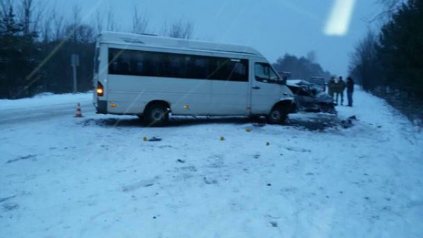 На Ровенщине легковушка с военными влетела в маршрутку, есть погибшие