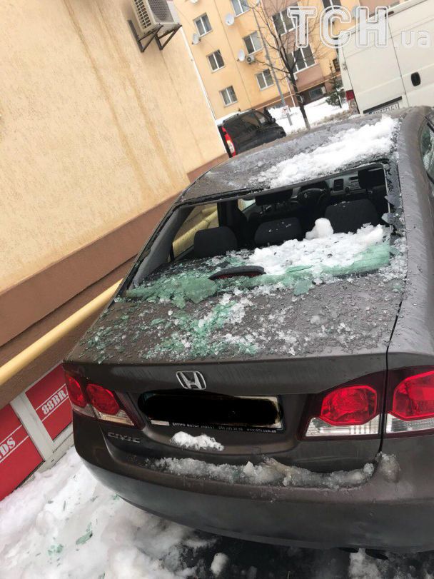 На Киевщине сосульки разбили 18 автомобилей dqxikeidqxiqqeant