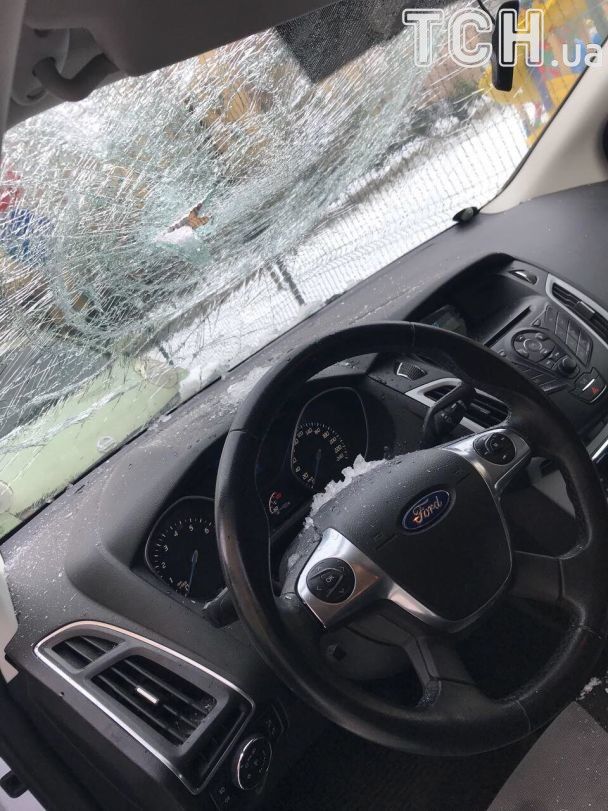 На Киевщине сосульки разбили 18 автомобилей