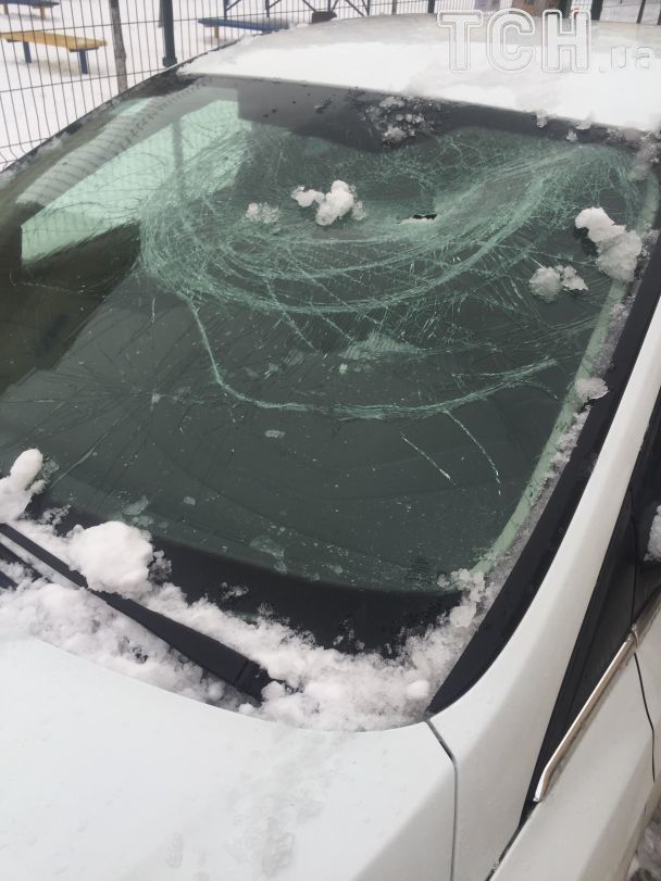 На Киевщине сосульки разбили 18 автомобилей