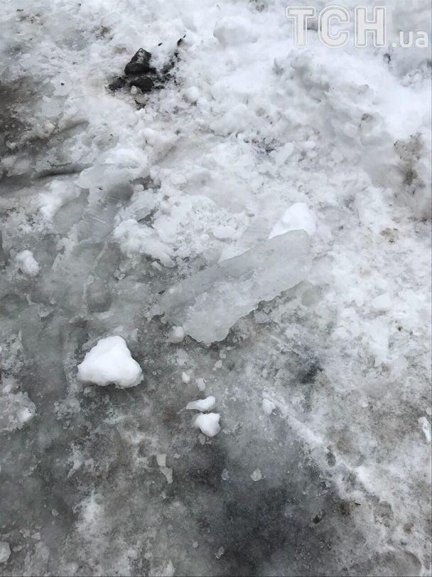 На Киевщине сосульки разбили 18 автомобилей