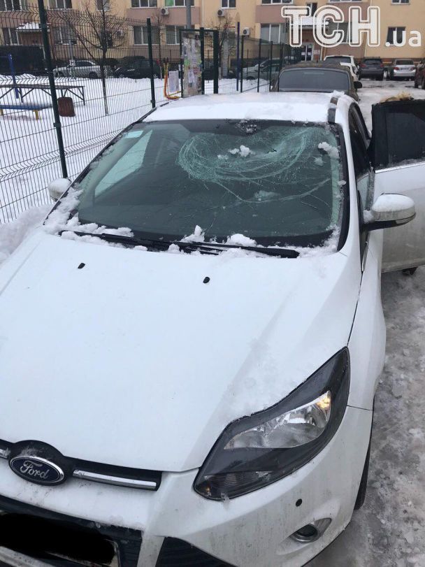 На Киевщине сосульки разбили 18 автомобилей