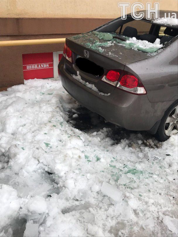 На Киевщине сосульки разбили 18 автомобилей