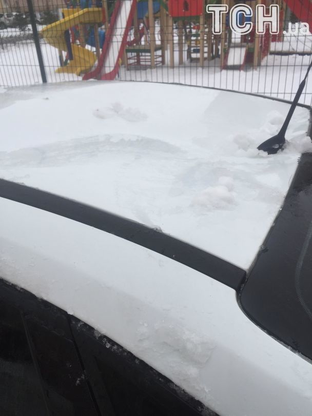 На Киевщине сосульки разбили 18 автомобилей