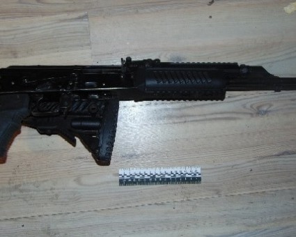 У Києві біля багатоповерхівки виявили сховище боєприпасів. ФОТО