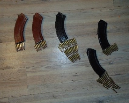 У Києві біля багатоповерхівки виявили сховище боєприпасів. ФОТО