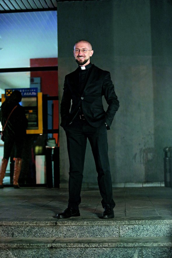 Андрій ЗЕЛІНСЬКИЙ, 38 років, військовий капелан, священик УГКЦ. Народився у Львові в сім’ї робітників. Філософську освіту здобув y коледжі Святого Василія в американському місті Стамфорд, штат Коннектикут. Богословську – у Папському Григоріанському університеті в Римі, Італія. Політологічну – у Національному університеті ”Києво-Могилянська академія”. Тема дисертаційного дослідження ”Ідеологія національної безпеки”. Проводить тренінги для студентів. Член чернечого згромадження ”Товариство Ісуса”. 11 років був капеланом Академії сухопутних військ. У червні 2014-го став першим військовим капеланом при штабі АТО. Працював у найгарячіших точках: під Слов’янськом, Краматорськом, Маріуполем, у Пісках та ін. Досі перебуває в районах лінії розмежування. З 1-го червня 2017-го – штатний капелан 36-ї окремої бригади морської піхоти. Викладає у Київській Трисвятительській духовній семінарії Української греко-католицької церкви. За час перебування на Донеччині написав книжки ”Соняхи. Духовність під час війни” й ”На ріках Вавилонських”. Знає 10 мов: польську, французьку, німецьку, англійську, італійську, португальську, іспанську, старослов’янську, давньогрецьку й латинську. Захоплюється ранковими пробіжками, подорожами. Серед улюблених книжок – ”Маленький принц” Антуана де Сент-Екзюпері, ”Роздуми на самоті” Томаса Мертона,,”Ворота вогню” Стівена Пресфілда dqxikeidqxiqqeant