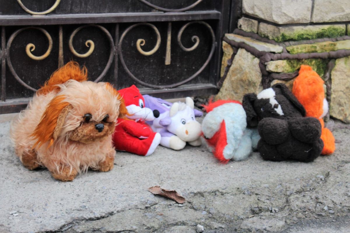 Активисты принесли детские игрушки / фото vn.20minut.ua