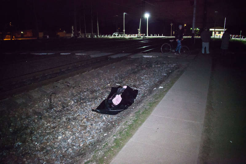 Переезд в этом месте и сама остановка очень слабо освещены Переезд в этом месте и сама остановка очень слабо освещены