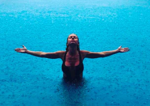 Изнурительные тренировки и плавание в бассейне: что постит блондинка, с которой Кива отдыхает на Бали dqxikeidqxiqqeant