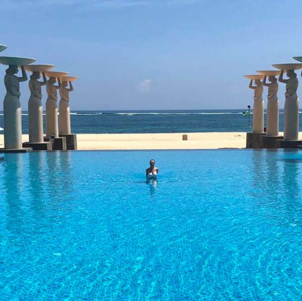 Изнурительные тренировки и плавание в бассейне: что постит блондинка, с которой Кива отдыхает на Бали