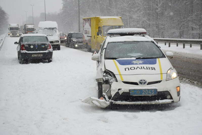 Полицейское авто въехало в Dacia Logan