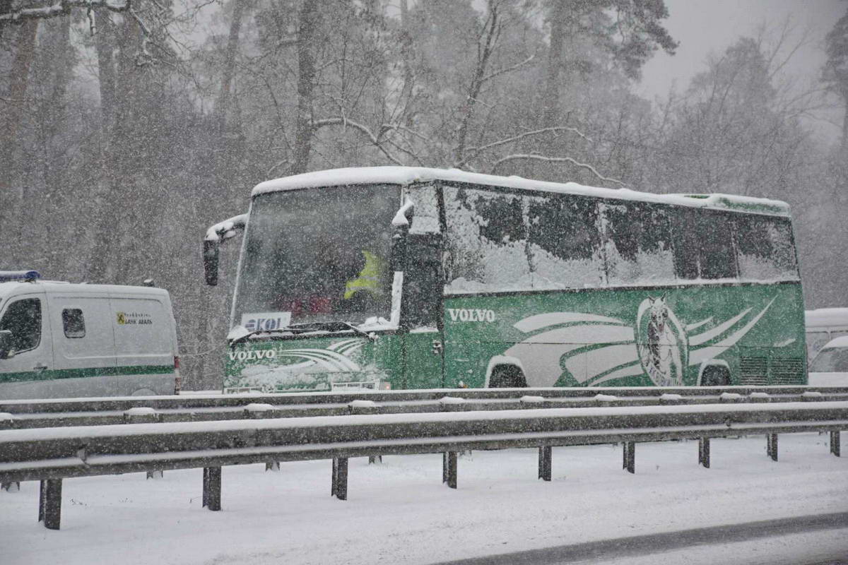 Автобус въехал в Hyundai, водитель которого хотел помочь тем, кто попал в аварию