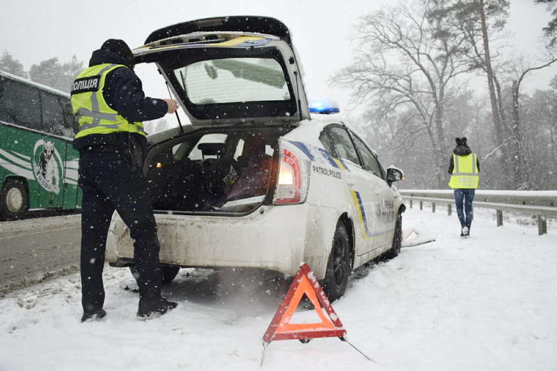 На месте аварии работают полицейские