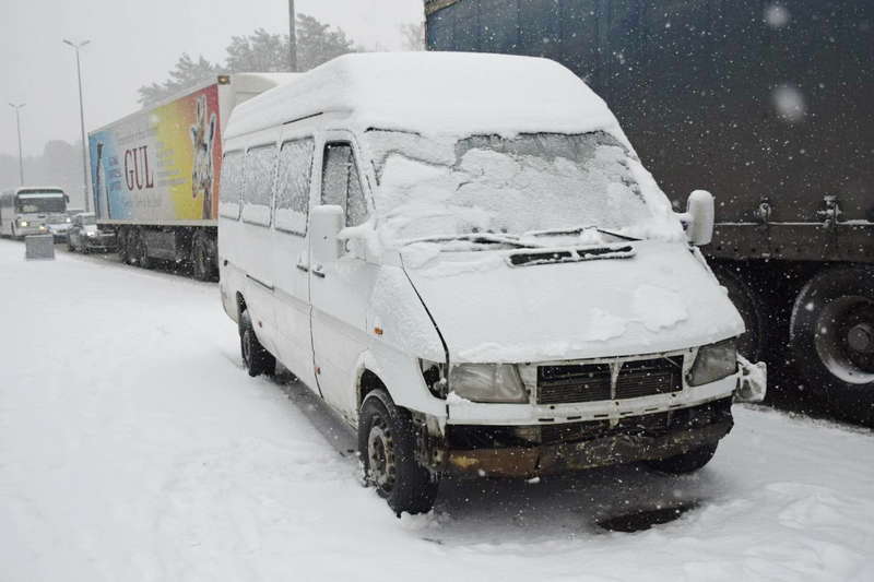 Mercedes-Benz Sprinter пытался объехать аварию с патрульными и врезался в Renault