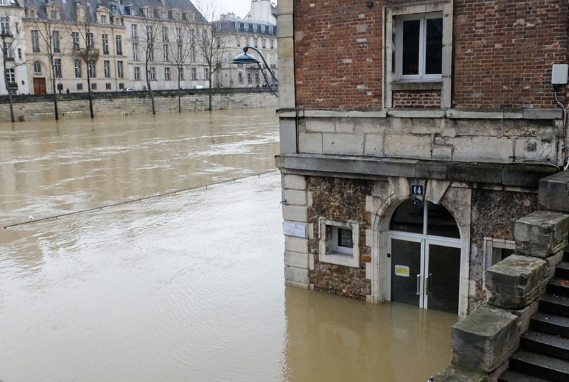 Блог - Как затопило Париж: люди передвигаются по городу на лодках Как затопило Париж: люди передвигаются по городу на лодках