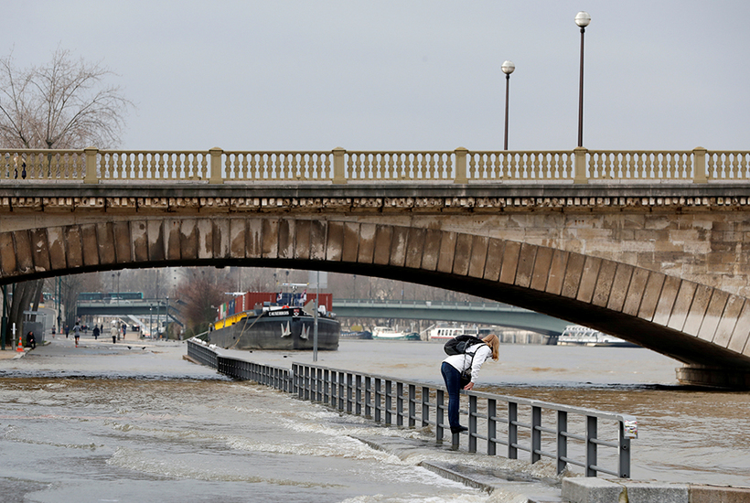 Блог - Как затопило Париж: люди передвигаются по городу на лодках Как затопило Париж: люди передвигаются по городу на лодках