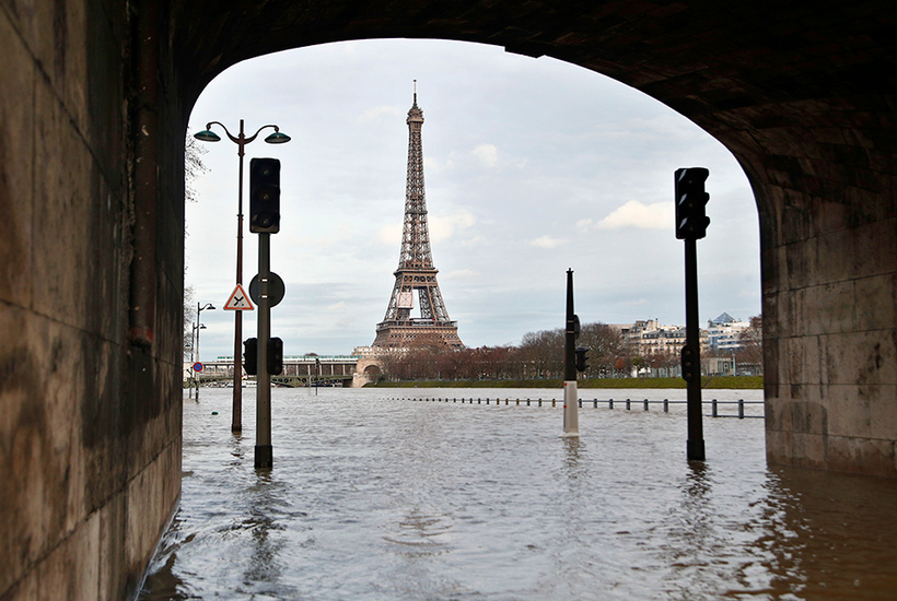 Блог - Как затопило Париж: люди передвигаются по городу на лодках Как затопило Париж: люди передвигаются по городу на лодках