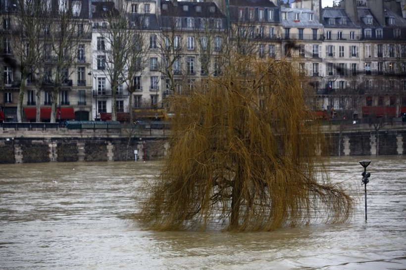 Блог - Как затопило Париж: люди передвигаются по городу на лодках Как затопило Париж: люди передвигаются по городу на лодках