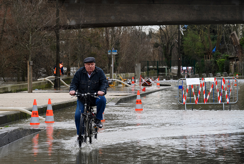 Блог - Как затопило Париж: люди передвигаются по городу на лодках Как затопило Париж: люди передвигаются по городу на лодках