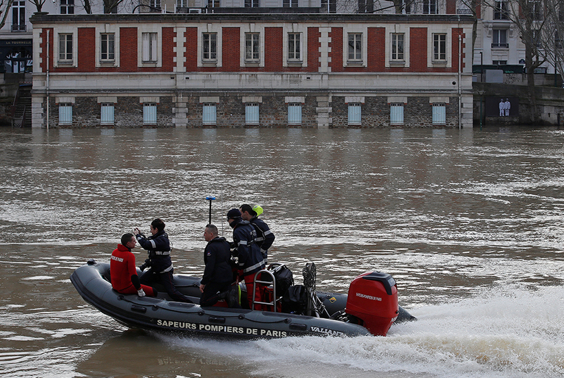 Блог - Как затопило Париж: люди передвигаются по городу на лодках Как затопило Париж: люди передвигаются по городу на лодках