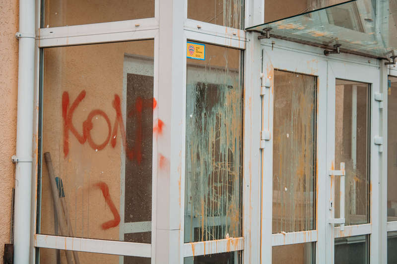 Остатки нескольких десятков яиц оставили свой отпечаток на входе в здание