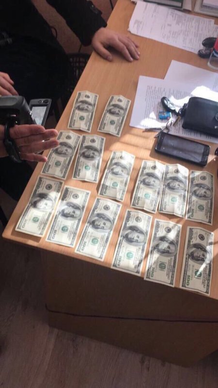 Замначальника херсонской таможни задержан при получении взятки