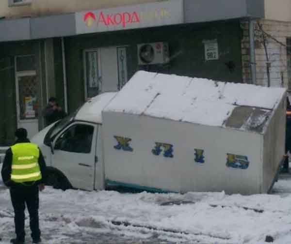 Киев, автомобиль провалился, асфальт dqxikeidqxiqqeant