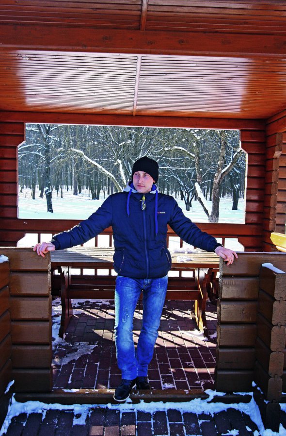 Іван ТИРЕНКО, 26 років, військовий запасу. Народився 2 травня 1991-го в місті Бердянськ Запорізької області. Батько – зварювальник, 2001 року покинув родину, мати – лікар. Наймолодший у сім’ї, має трьох братів і сестру. Закінчив Бердянський центр професійно-технічної освіти. Працював будівельником, їздив на заробітки в Росію. 2015-го пройшов тримісячну військову підготовку в навчальному центрі ”Десна” і пішов служити у загін територіальної оборони. Добровольцем поїхав в АТО. 8 травня позаторік потрапив у полон бойовиків ДНР. Звільнили 27 грудня 2017 року під час обміну. Захоплюється рибалкою та футболом. Грав за команду міста Бердянськ. Розлучений. Має сина 5-річного Кирила, який живе з матір’ю у Бердянську dqxikeidqxiqqeant