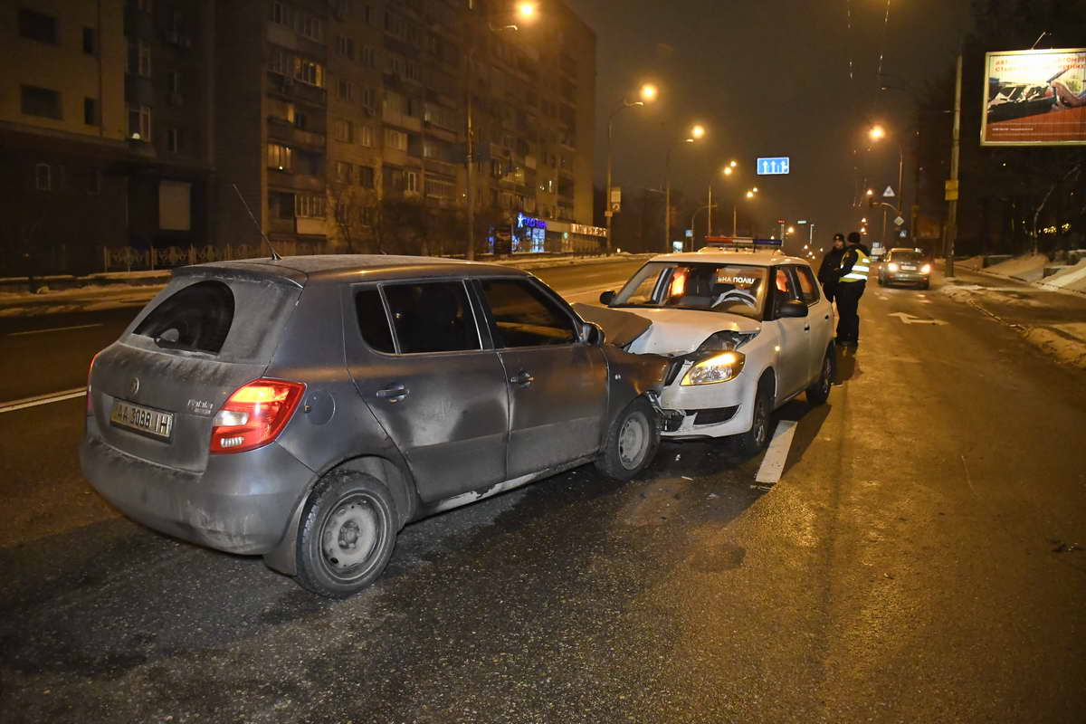 В результате ДТП госпитализировали водителя белой машины и пассажирку серой dqxikeidqxiqqeant