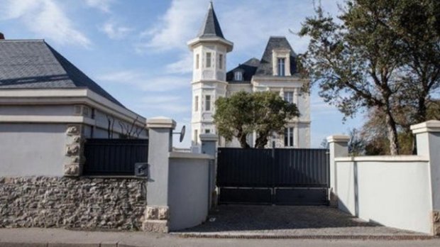 Активісти пікетували таємну дачу доньки Пуніна у Франції dqxikeidqxitkant