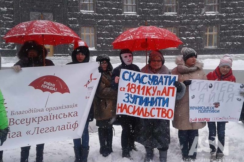 Под Кабмином проститутки требовали легализовать их профессию