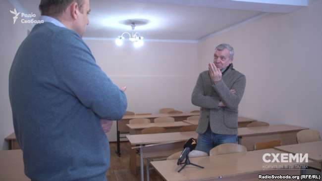 Завідувач кафедри мистецтвознавчої експертизи академії Віктор Карпов вважає, що Марину Порошенко навчили добре