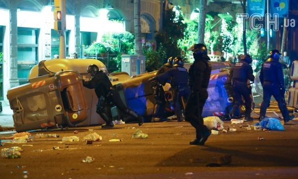 Ð ÐаÑалонии в ÑÑолкновениÑÑ
пÑоÑеÑÑÑÑÑиÑ
и полиÑии бÑли ÑÐ°Ð½ÐµÐ½Ñ 17 Ñеловек dqxikeidqxiqqeant