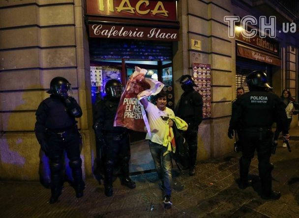 Ð ÐаÑалонии в ÑÑолкновениÑÑ
пÑоÑеÑÑÑÑÑиÑ
и полиÑии бÑли ÑÐ°Ð½ÐµÐ½Ñ 17 Ñеловек