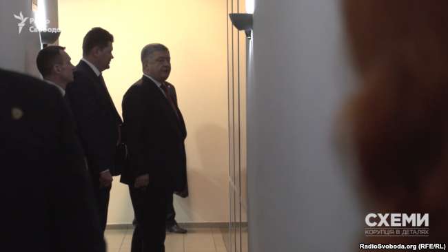 Підійти до Петра Порошенка журналістам не дала охорона