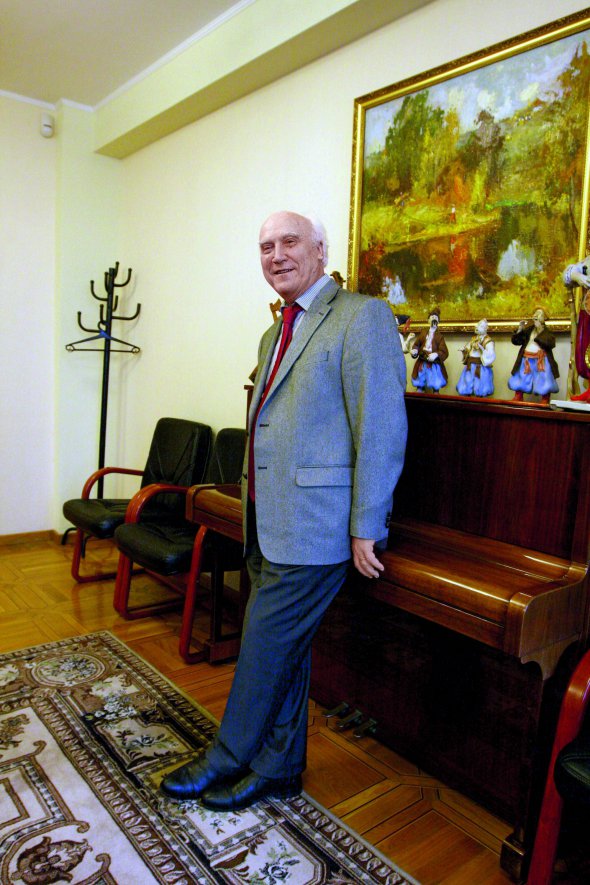 Віктор ГУЦАЛ, 74 роки, диригент, художній керівник Національного академічного оркестру народних інструментів. Народився 2 січня 1944-го в селі Требухівці Летичівського району Хмельницької області. Батько працював на залізниці, мати займалася домашнім господарством. 5-річним разом із батьками переїхав до Львова. Закінчив Київську консерваторію по класу кобзи та диригування. Працював в оркестрі хору імені Григорія Верьовки. 1969-го став диригентом Київського оркестру народних інструментів. П’ять років диригував оркестром народних інструментів Республіканського радіо й телебачення. 1984 року призначили художнім керівником Національного оркестру народних інструментів. У ньому грають 65 музикантів. Використовують майже 50 інструментів. ”Із гастролями об’їздив весь Радянський Союз. Після здобуття Україною незалежності концертів поменшало. Маємо шість-сім виступів на рік. За 26 років у Криму були раз. Зате оркестр народних інструментів Росії імені Петра Осипова двічі на рік виступав в Україні”. Викладав у Київській консерваторії імені Петра Чайковського. Був засновником кафедри бандури і кобзарського мистецтва столичного Університету культури та мистецтв. Створив понад 500 оркестровок, аранжувань і оригінальних творів. Написав музику до кінофільмів ”Пропала грамота” і ”Ой, не ходи Грицю”. 1992 року отримав Шевченківську премію. Грає на 50 українських народних інструментах. ”Мушу їх знати, бо пишу для них музику. Досконало опанувати всі складно. Щоб освоїти один, потрібно вчитися 15 років, і потім – усе життя”. Любить грати сам із собою в шахи. Зараз читає ”Зроби себе сам” американського психолога Тіни Сіліг. Улюблена страва – гречана каша. Дружина – віолончелістка. Мають доньку dqxikeidqxiqqeant