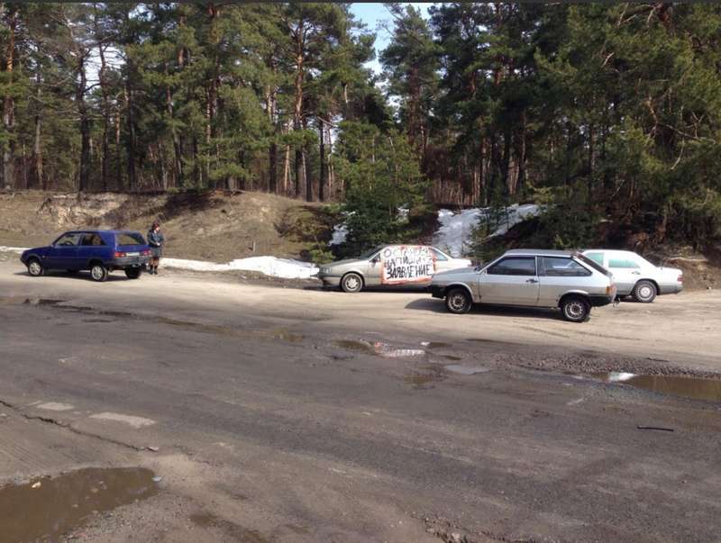 Возмущенные жители вышли на пикет против разбитой дороги Харьков-Змиев 19025161_1753741271371821_9221594834733323018_o